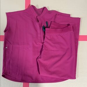 Figs bright fuchsia scrub set